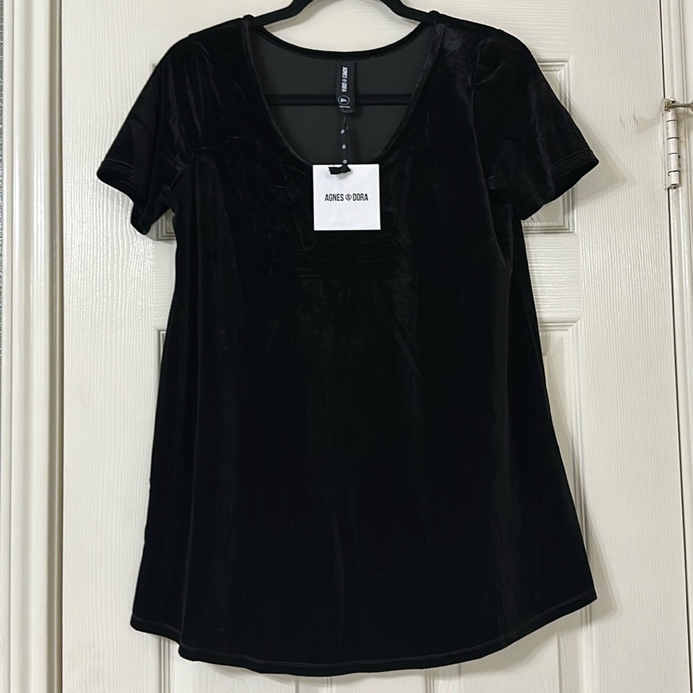 NWT Agnes & Dora Black Velvet Everyday Tee, Size M